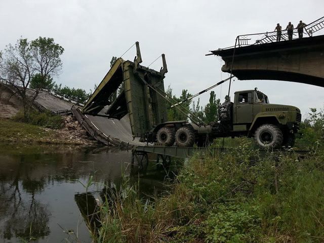 Военные навели мост близ Славянска (Фото)