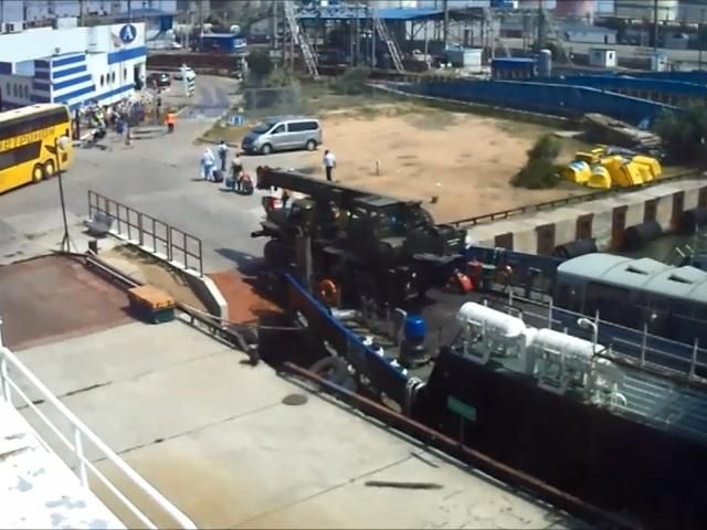 Через Керченську переправу РФ перевозить в окупований Крим військову техніку (Відео) Через Керченську переправу РФ перевозить в окупований Крим військову техніку (Відео)