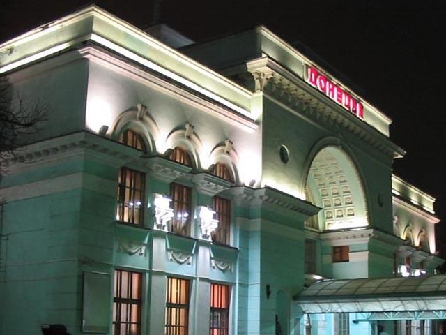 У Донецьку поблизу вокзалу чути вибухи і видно спалахи У Донецьку поблизу вокзалу чути вибухи і видно спалахи