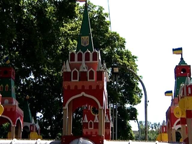 Харьковские активисты "украинизировали" детскую площадку — Кремль Харьковские активисты "украинизировали" детскую площадку — Кремль