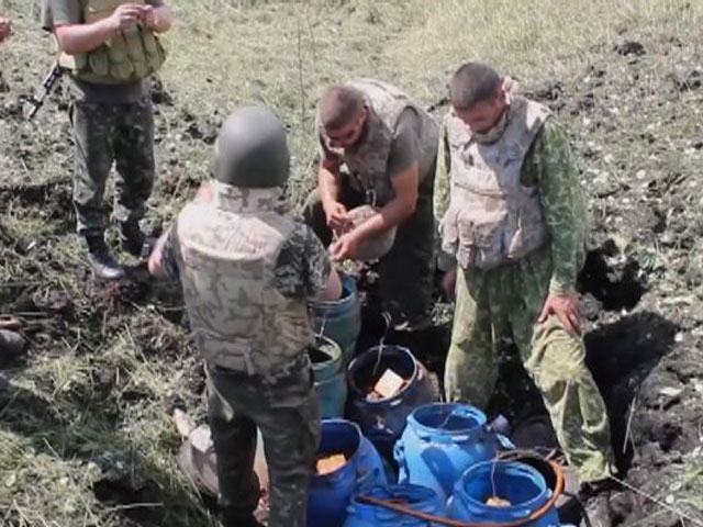 Військові знищують боєприпаси терористів (Відео)