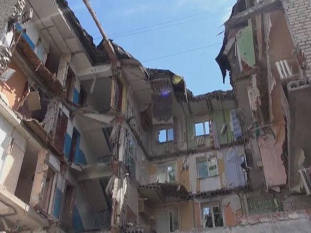Місцеві мешканці повертаються до зруйнованого Слов'янська (Відео)