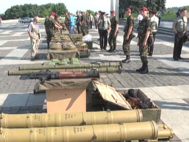 У Києві показали російську зброю, яку використовують терористи на Сході У Києві показали російську зброю, яку використовують терористи на Сході