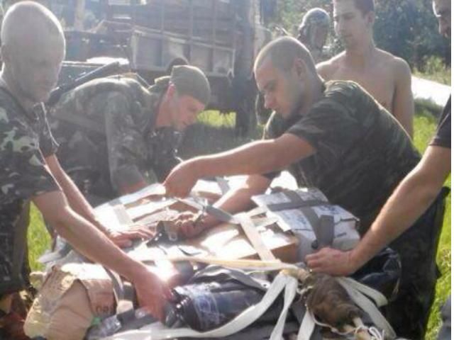 Фото дня: в луганський аеропорт прилетіли посилки для військових Фото дня: в луганський аеропорт прилетіли посилки для військових