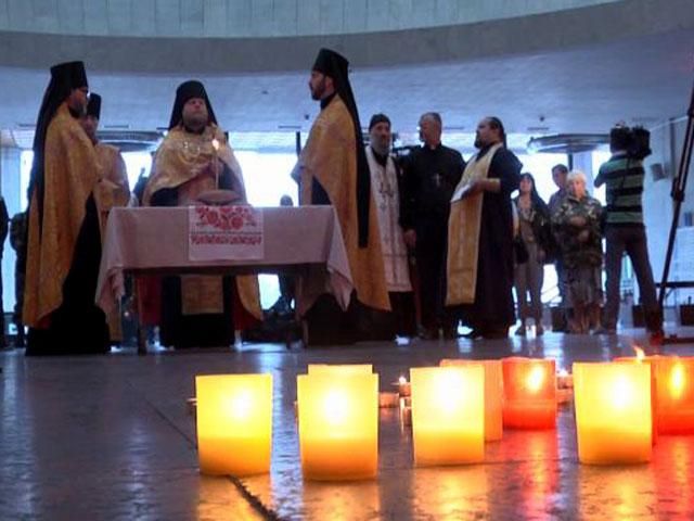 В Українському домі вшанували загиблих на Майдані та під час АТО В Українському домі вшанували загиблих на Майдані та під час АТО