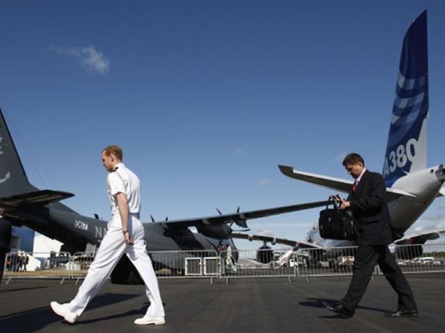 Великобритания не пригласила на авиасалон делегацию РФ из-за событий в Украине Великобритания не пригласила на авиасалон делегацию РФ из-за событий в Украине