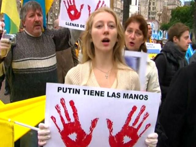 Сотни людей вышли на пикет против Путина во время его визита в Аргентину (Видео)