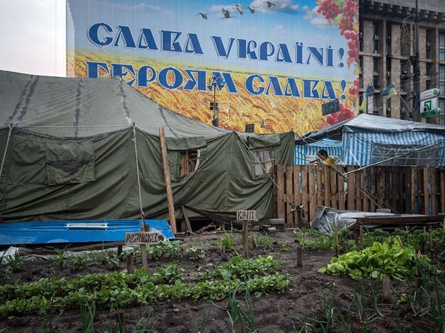 Майдан не збирається розходитись Майдан не збирається розходитись