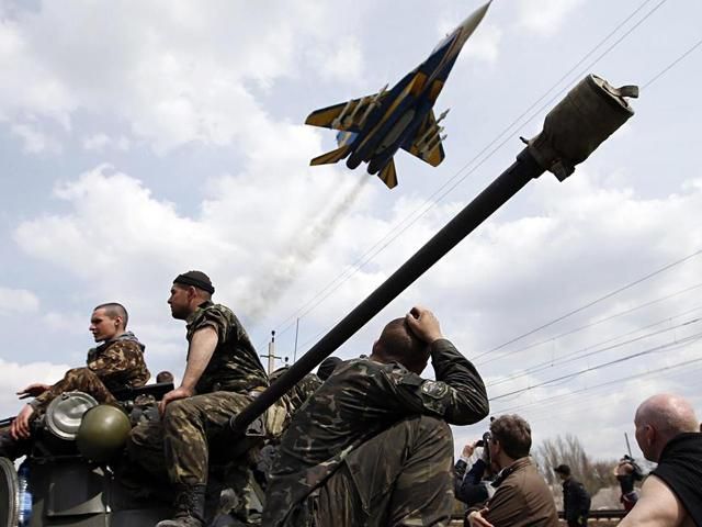 В Луганской области бои. Террористы подтягивают танки и "Град"