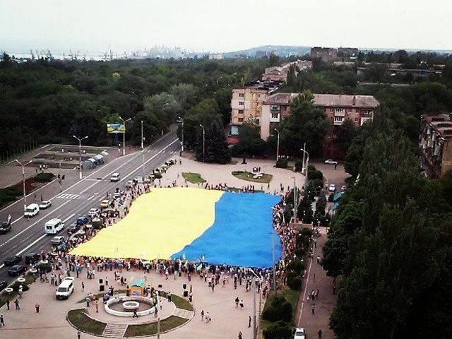 У Маріуполі розтягнули найбільший прапор України (Фото)