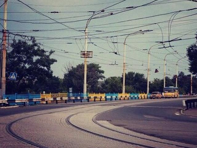 У Маріуполі розфарбували міст у жовто-сині кольори (Фото) У Маріуполі розфарбували міст у жовто-сині кольори (Фото)