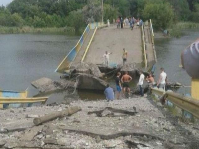 Террористы взорвали мост возле Харцызска