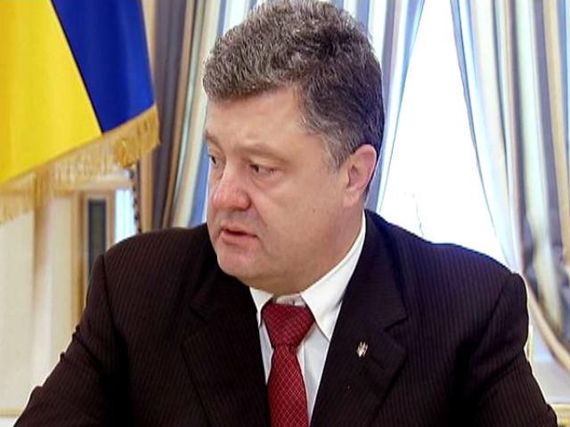 Нужно не только установить украинский флаг, но и защитить его, — Порошенко Нужно не только установить украинский флаг, но и защитить его, — Порошенко