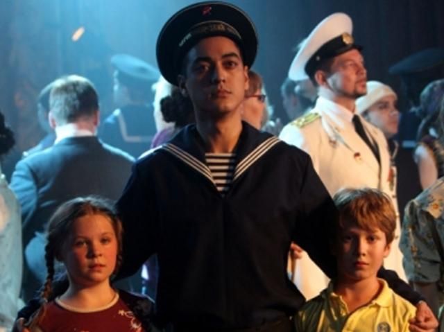 В спектакле "Крым" в Санкт-Петербурге показали, как Россия якобы "спасла" полуостров В спектакле "Крым" в Санкт-Петербурге показали, как Россия якобы "спасла" полуостров