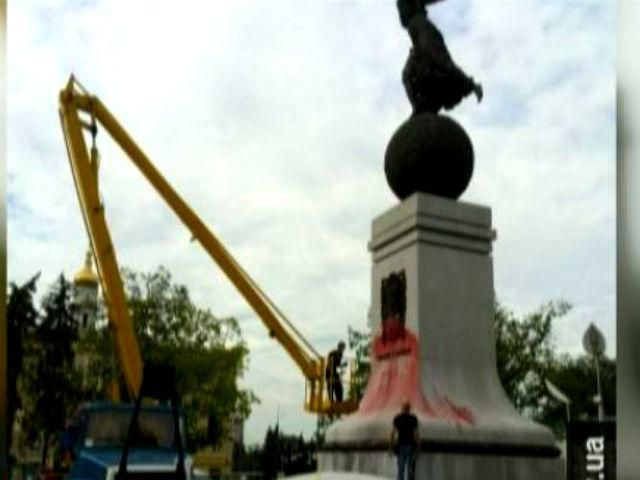 У Харкові облили фарбою пам'ятник Незалежності України У Харкові облили фарбою пам'ятник Незалежності України