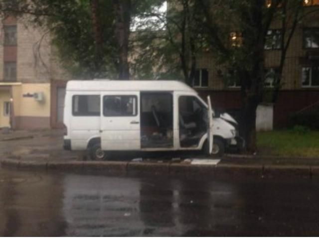 В Донецке террористы расстреляли микроавтобус. Есть раненые, — СМИ