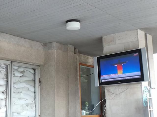 Звільнений Слов'янськ дивиться телеканал новин "24" (Фото) Звільнений Слов'янськ дивиться телеканал новин "24" (Фото)