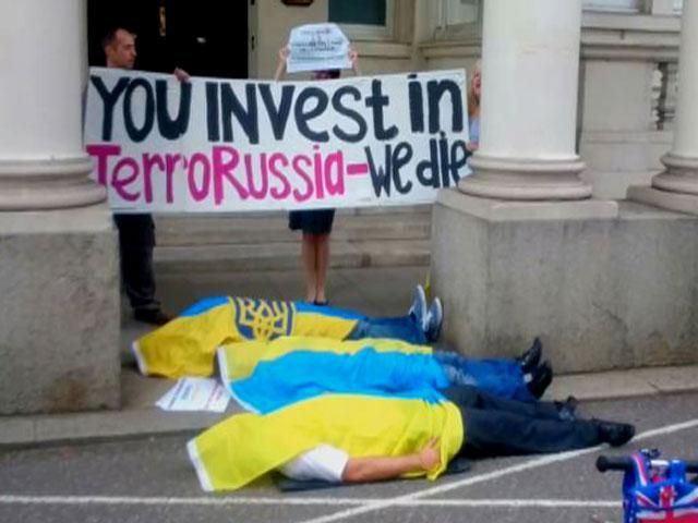 Украинцы пикетировали посольства Франции против передачи военных кораблей "Мистраль" России
