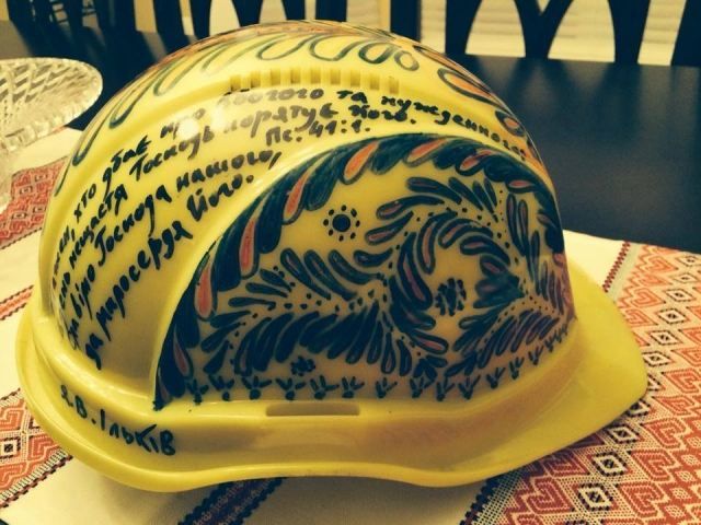 Разрисованную каску с Майдана продали за тысячу долларов Разрисованную каску с Майдана продали за тысячу долларов