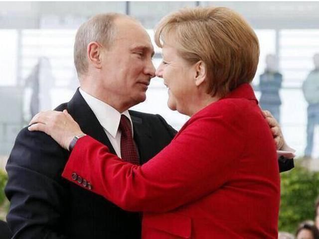 У Меркель говорят, что комментарии украинцев о "фрау Риббентроп" являются спам-атакой