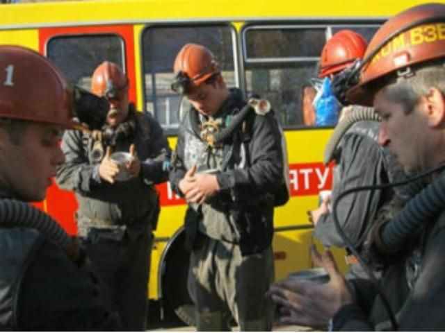 Почти 280 шахтеров эвакуировали из двух шахт в Луганской области