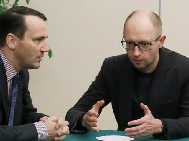 Яценюк обговорив з Сікорським ситуацію на Донбасі