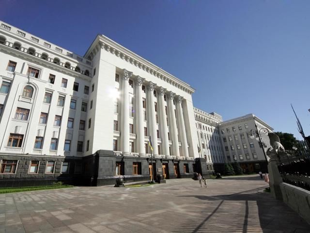 Родичі військослужбовців АТО пікетують Адміністрацію Президента Родичі військослужбовців АТО пікетують Адміністрацію Президента