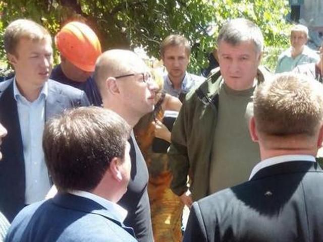 Яценюк прибыл в Славянск, раздает обещания (Фото)