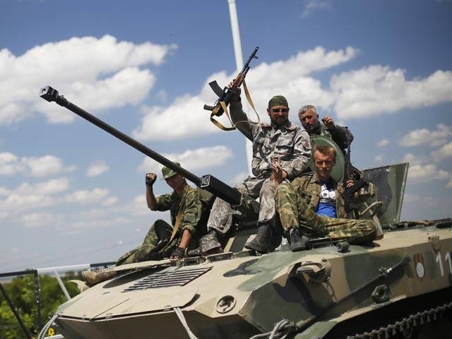 Терористи заявили про введення "воєнного стану" та комендантської години у Донецьку Терористи заявили про введення "воєнного стану" та комендантської години у Донецьку