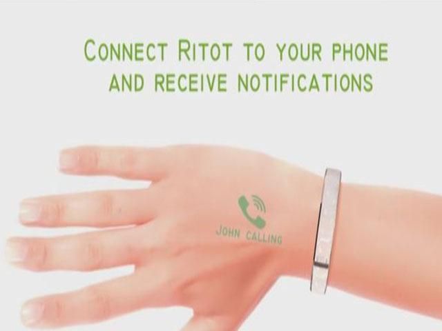 Изобретенны часы, проектирующи время на руку и наушники, которые соединяются через Bluetooth