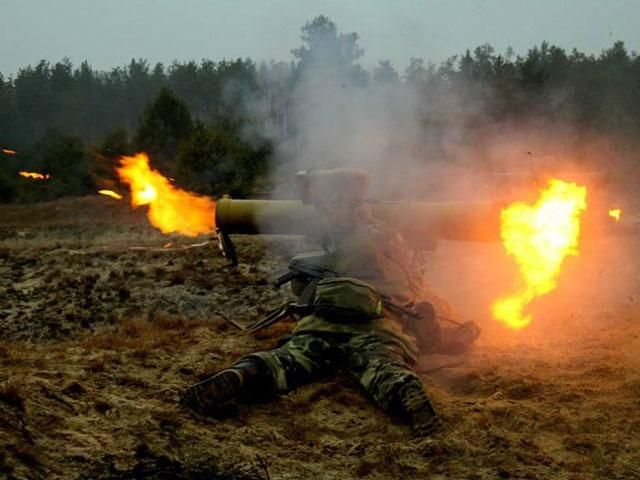 ФОТО ДНЯ: українські військові знищують танки терористів із ПТУРСів