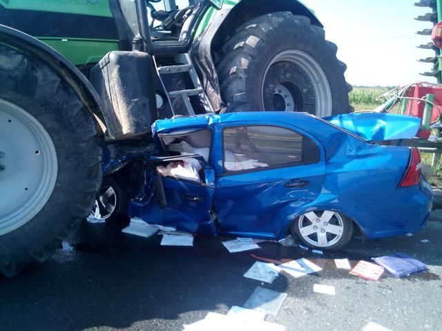 На Закарпатті зіткнулися автобус, легковик і трактор. Загинули 3 людини (Фото) На Закарпатті зіткнулися автобус, легковик і трактор. Загинули 3 людини (Фото)