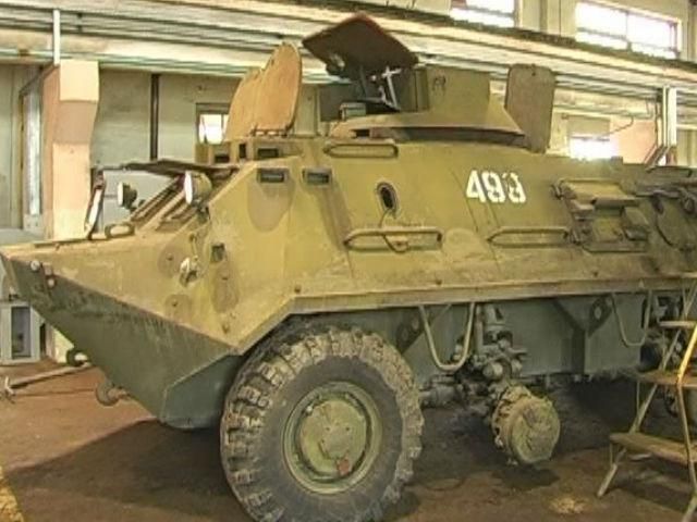 Работники завода в Шепетовке ремонтируют военную технику на местах Работники завода в Шепетовке ремонтируют военную технику на местах