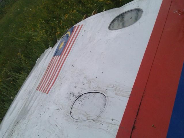 Появились фотографии обломков сбитого малайзийского самолета (Фото) Появились фотографии обломков сбитого малайзийского самолета (Фото)