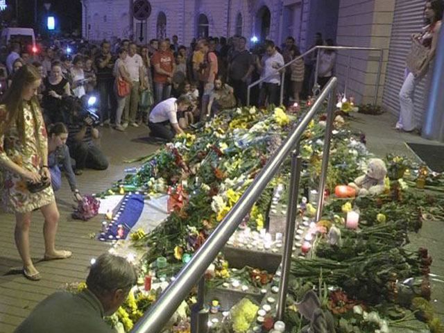 В Киеве почтили память погибших на борту сбитого самолета В Киеве почтили память погибших на борту сбитого самолета