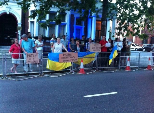 У Лондоні та Вашингтоні біля посольства РФ зібрався мітинг через збитий літак
