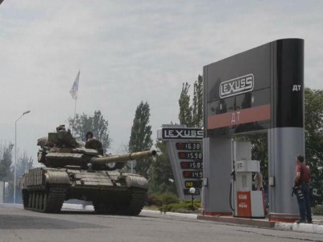 Терористи заправляють танки на звичайних заправках неподалік від Сніжного