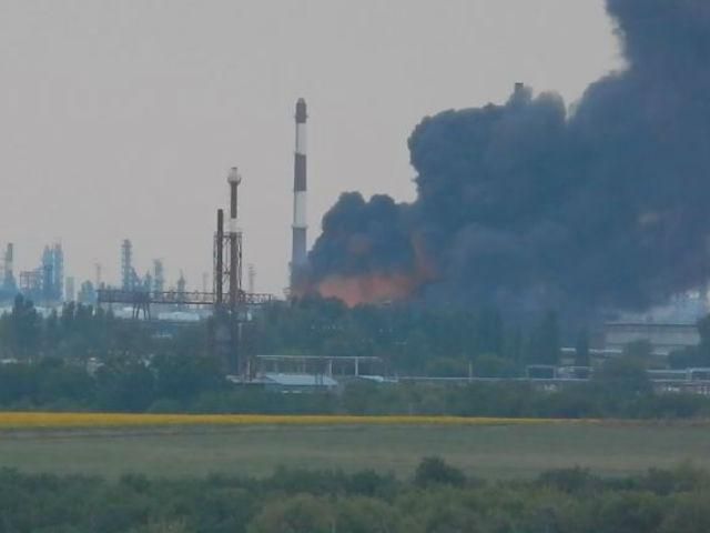 Лисичанський НПЗ загорівся внаслідок артобстрілу Лисичанський НПЗ загорівся внаслідок артобстрілу
