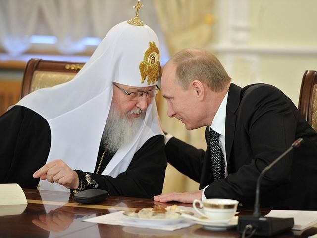 Путин просит патриарха Кирилла "внести вклад в умиротворение" в Украине
