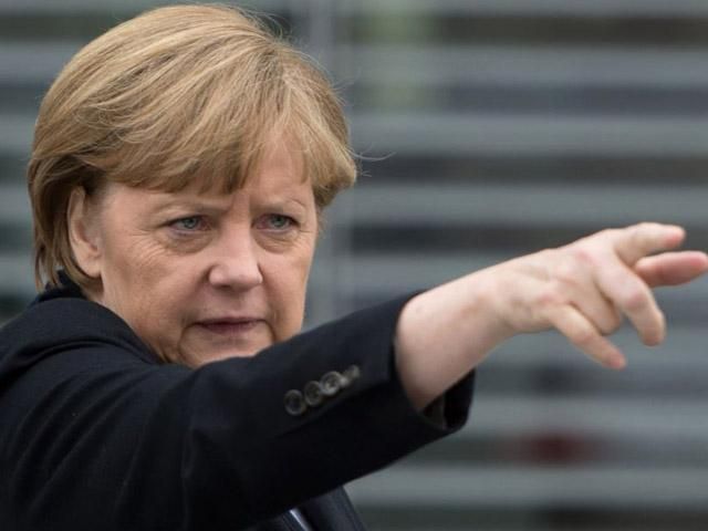 Франция должна отказаться от поставок "Мистралей" РФ, – Меркель