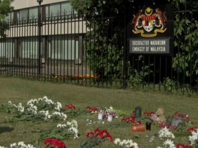В Росії несуть квіти до посольств Малайзії та Нідерландів (Відео)