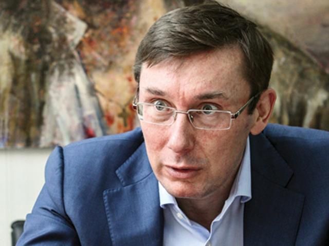 В Славянске находят захоронения замученных террористами людей, — Луценко