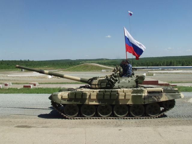 У Брянській області РФ біля кордону з Україною зафіксували колону із 30 танків