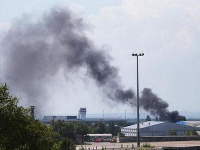 В Донецке регулярно гремят взрывы В Донецке регулярно гремят взрывы