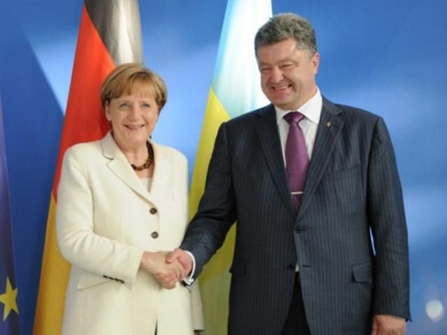 Порошенко договорился с Меркель "быть в прямом контакте"