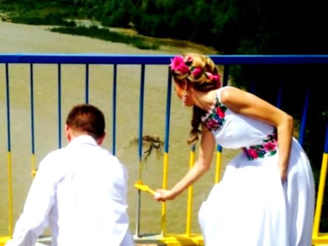 Найяскравіші фото 20 липня: антипутінський мітинг, молодята розмалювали синьо-жовтий міст Найяскравіші фото 20 липня: антипутінський мітинг, молодята розмалювали синьо-жовтий міст