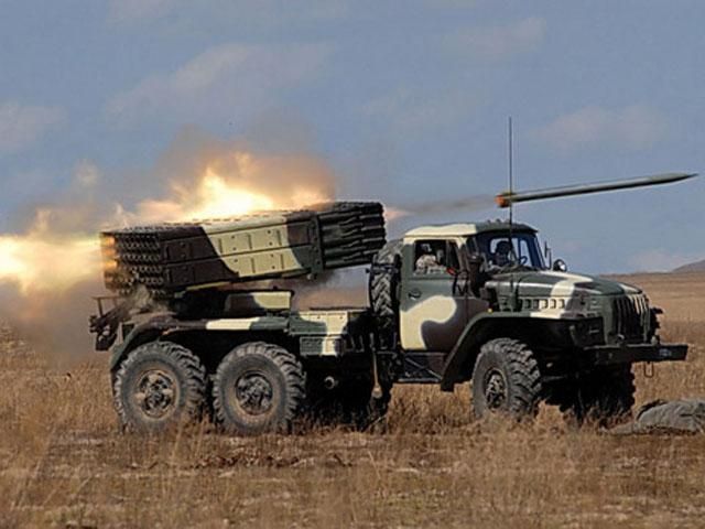 Терористи і далі обстрілюють аеропорти Луганська і Донецька з "Градів"