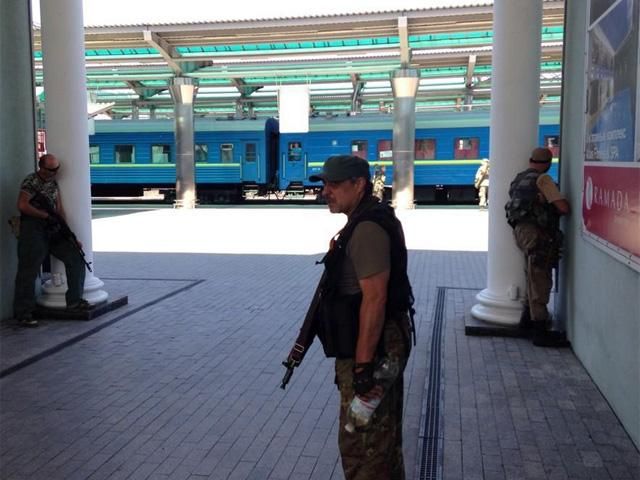 У районі донецького вокзалу чути постріли, — мерія (Фото)