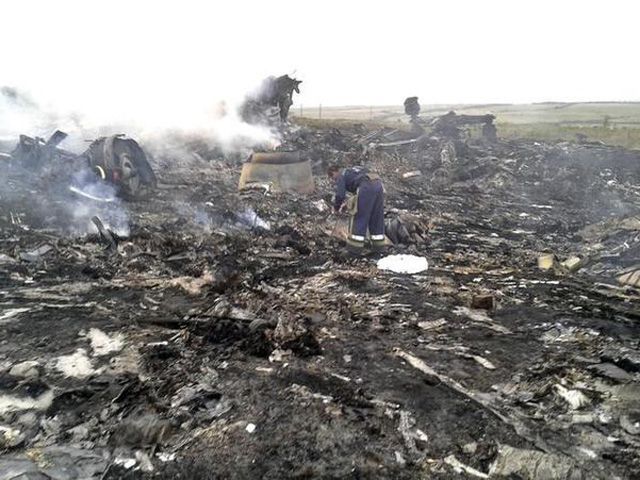 На месте катастрофы малайзийского самолета начался пожар (Фото)