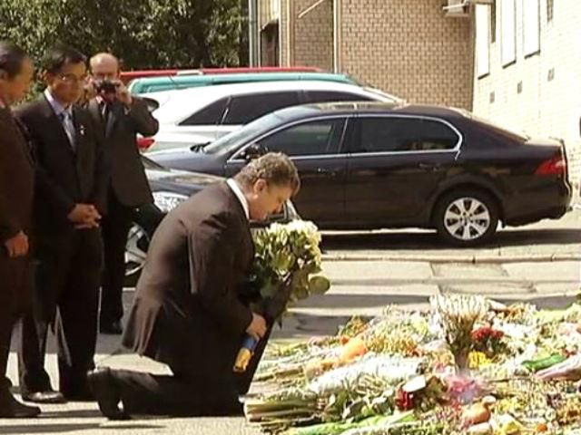 Порошенко посетил посольство Малайзии и выразил соболезнования (Видео)